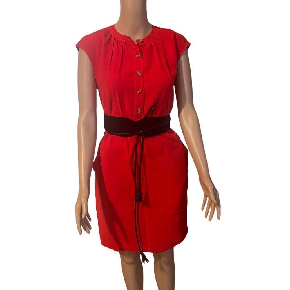 Sleeveless button collar shift dress